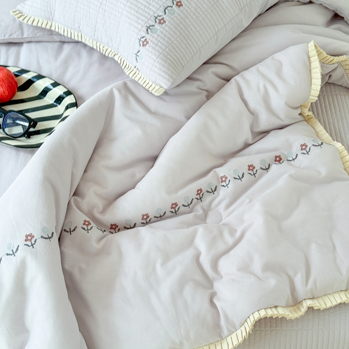 91家纺网 家纺一手货源 找家纺 汇庭 2025秋冬新款花田小趣床盖三件套+花研春秋被 春秋-花研紫