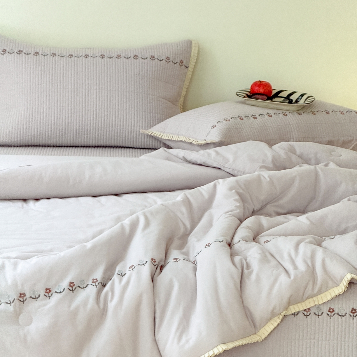 91家纺网 家纺一手货源 找家纺 汇庭 2025秋冬新款花田小趣床盖三件套+花研春秋被 春秋-花研紫