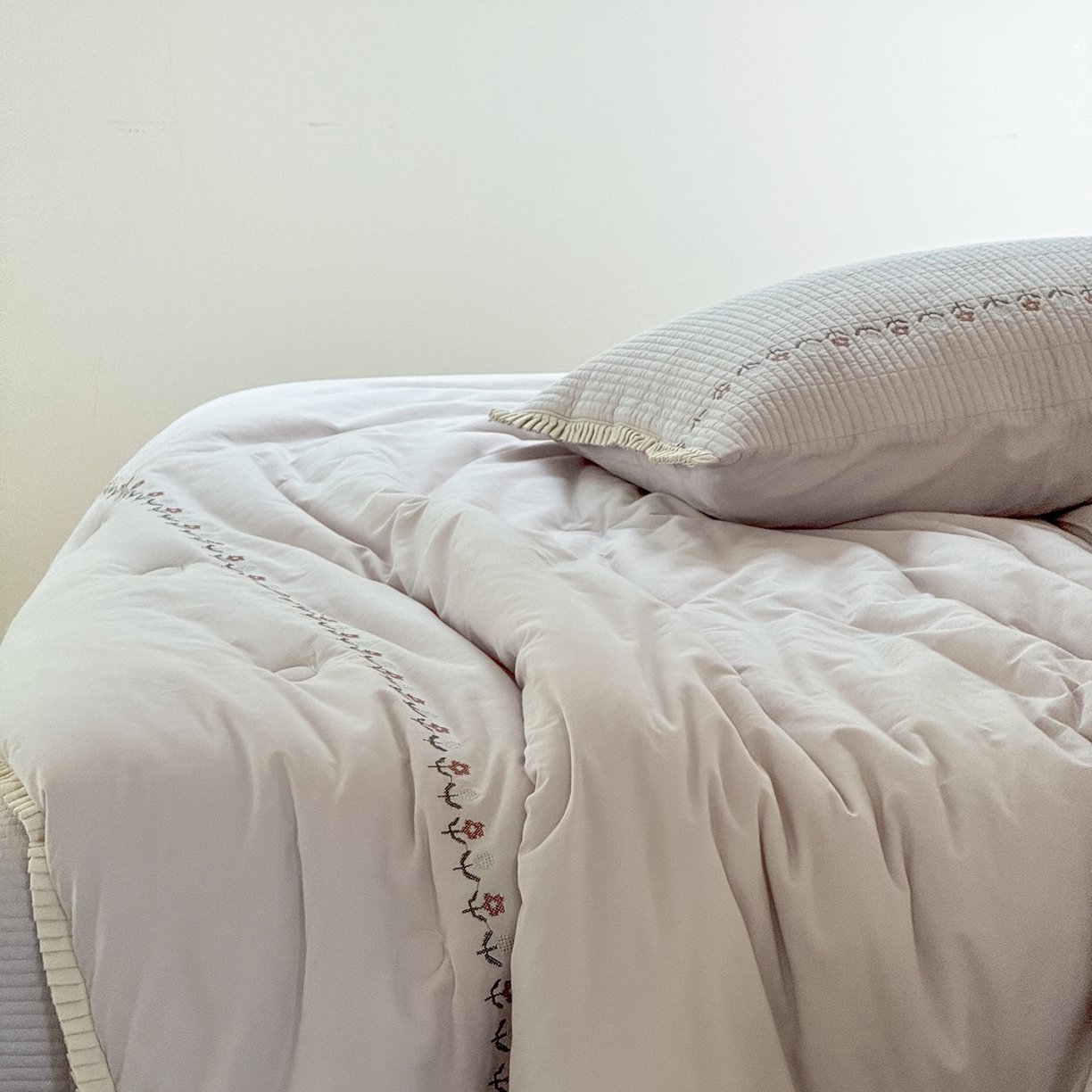 91家纺网 家纺一手货源 找家纺 汇庭 2025秋冬新款花田小趣床盖三件套+花研春秋被 春秋-花研紫