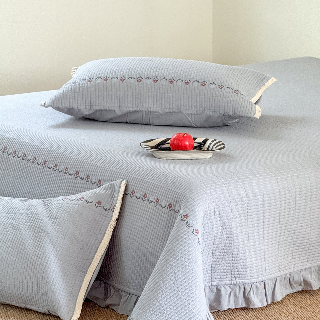 91家纺网 家纺一手货源 找家纺 汇庭 2025秋冬新款花田小趣床盖三件套+花研春秋被 床盖-花田小趣蓝