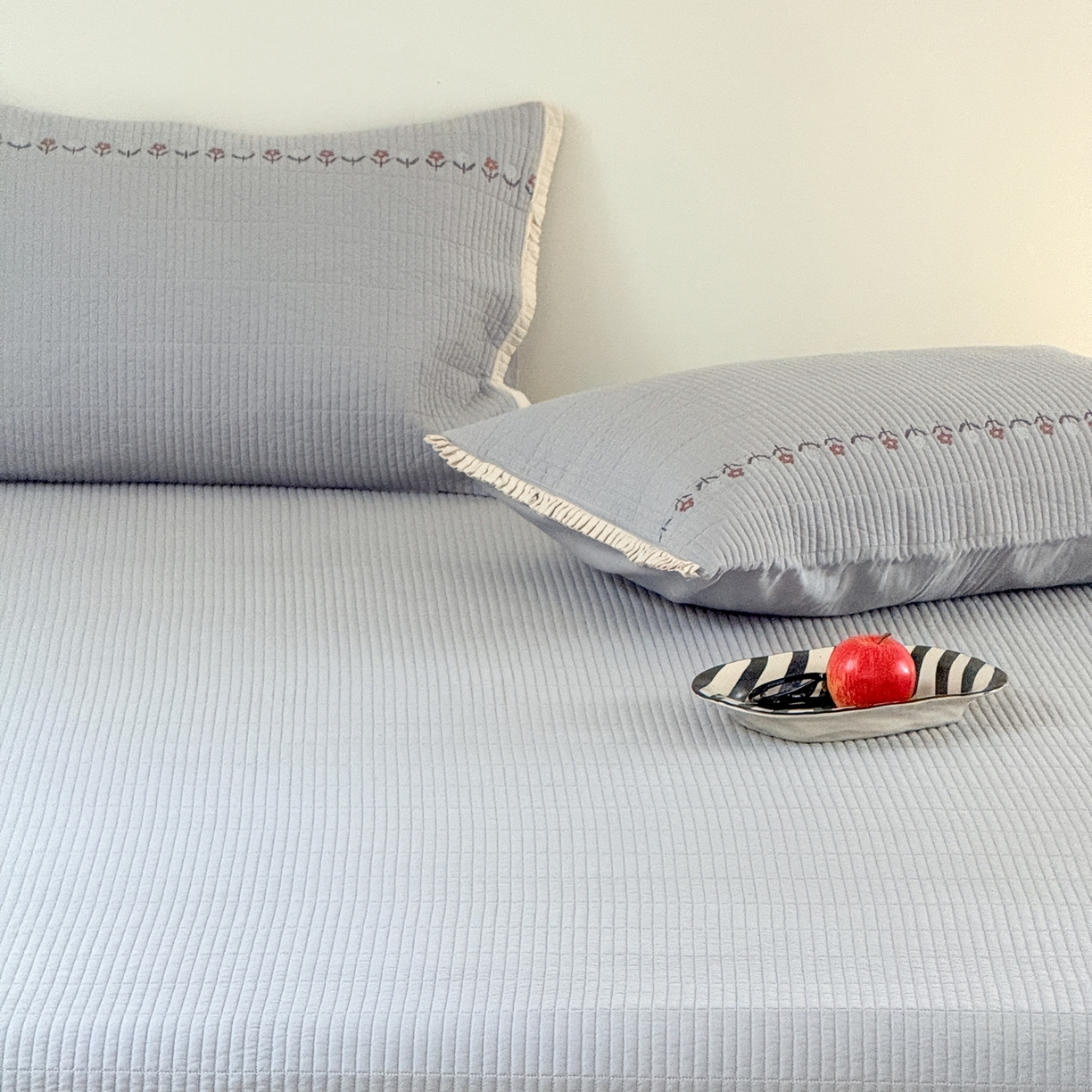 91家纺网 家纺一手货源 找家纺 汇庭 2025秋冬新款花田小趣床盖三件套+花研春秋被 床盖-花田小趣蓝