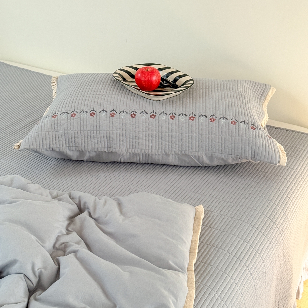 91家纺网 家纺一手货源 找家纺 汇庭 2025秋冬新款花田小趣床盖三件套+花研春秋被 床盖-花田小趣蓝