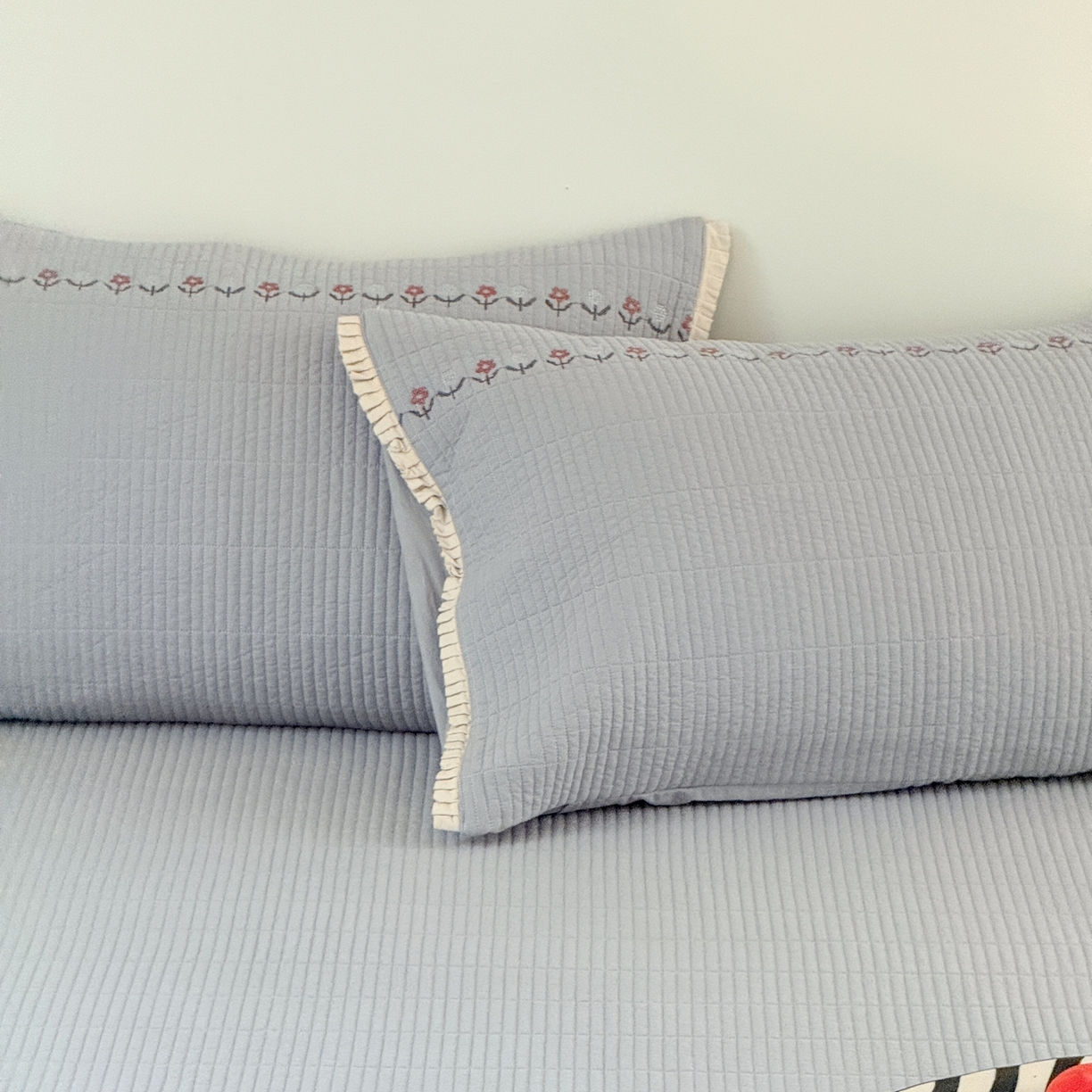 91家纺网 家纺一手货源 找家纺 汇庭 2025秋冬新款花田小趣床盖三件套+花研春秋被 床盖-花田小趣蓝