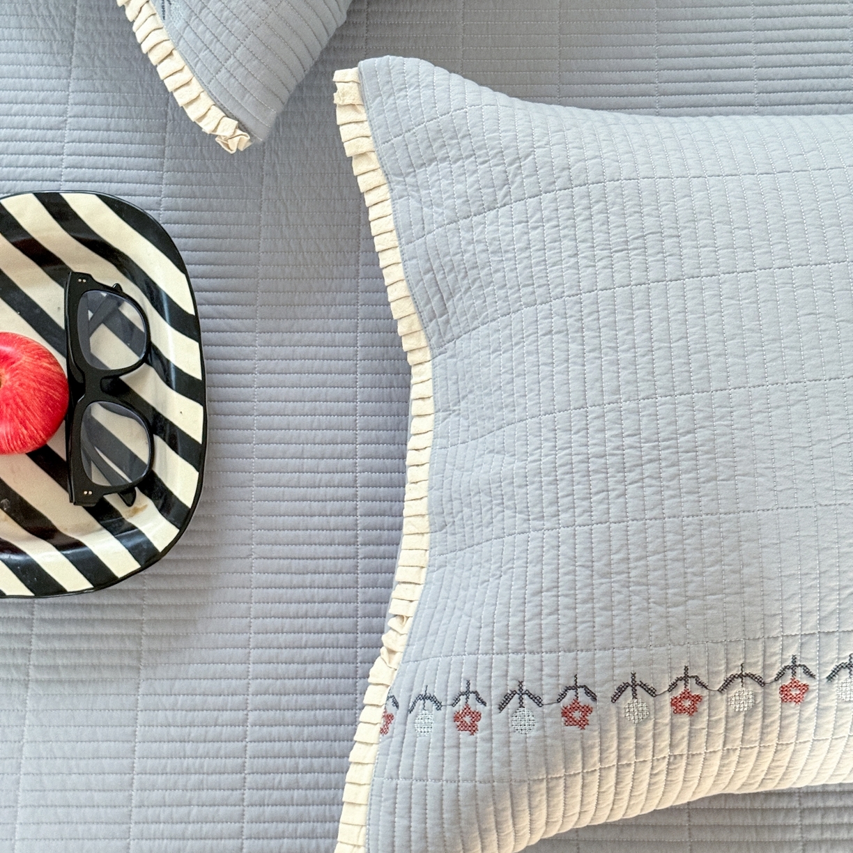 91家纺网 家纺一手货源 找家纺 汇庭 2025秋冬新款花田小趣床盖三件套+花研春秋被 床盖-花田小趣蓝