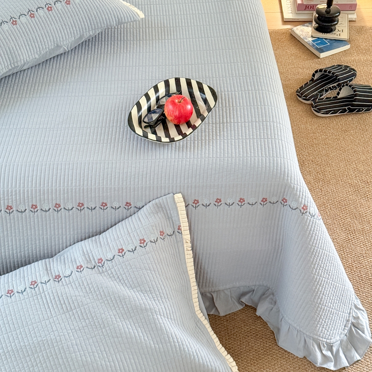 91家纺网 家纺一手货源 找家纺 汇庭 2025秋冬新款花田小趣床盖三件套+花研春秋被 床盖-花田小趣蓝