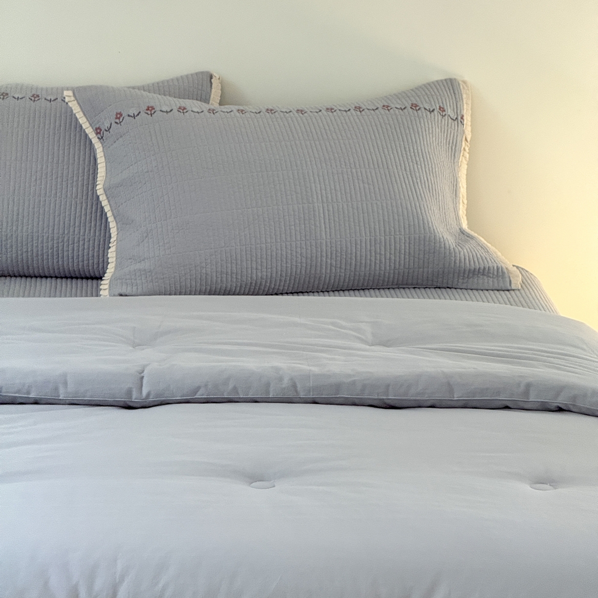 91家纺网 家纺一手货源 找家纺 汇庭 2025秋冬新款花田小趣床盖三件套+花研春秋被 春秋-花研蓝