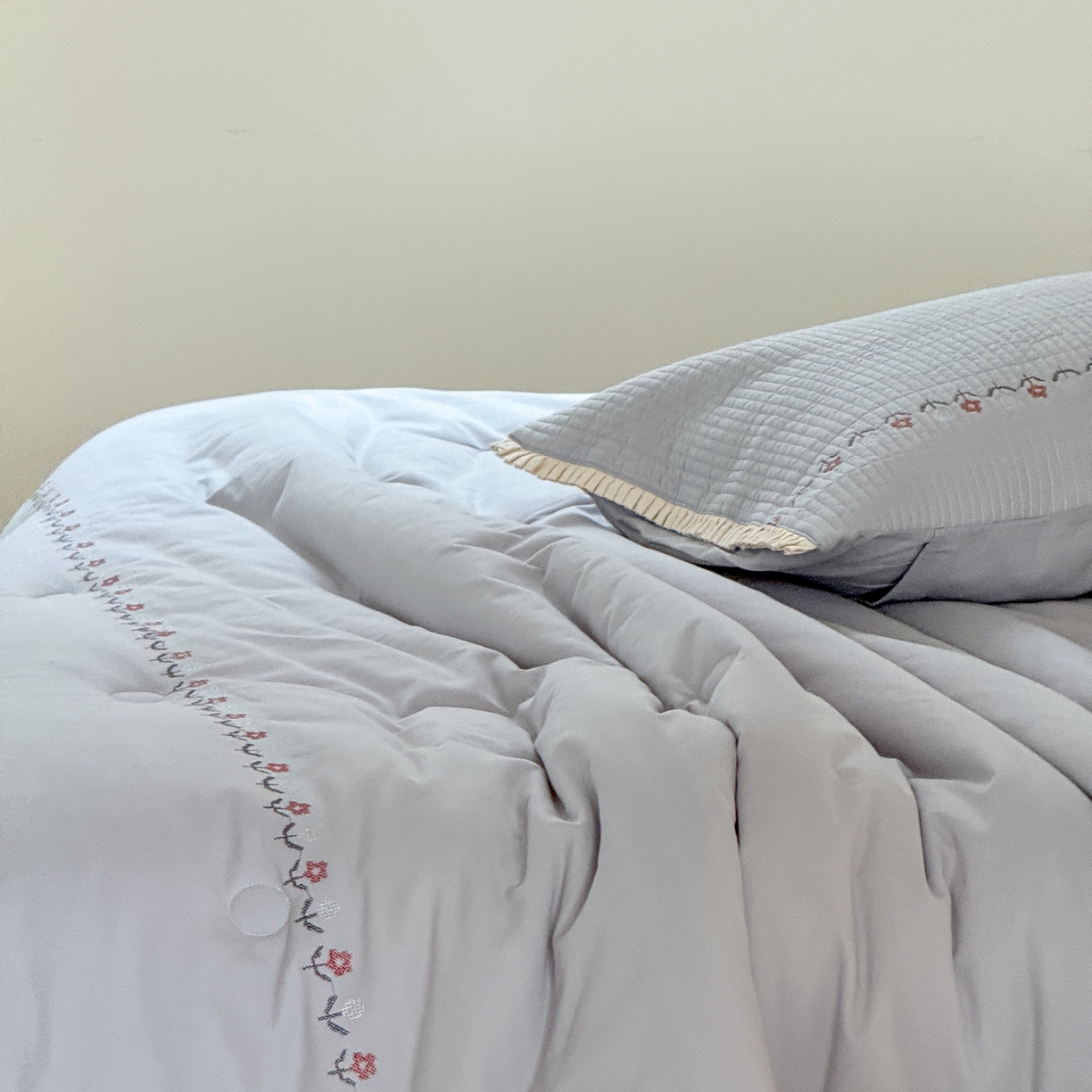 91家纺网 家纺一手货源 找家纺 汇庭 2025秋冬新款花田小趣床盖三件套+花研春秋被 春秋-花研蓝