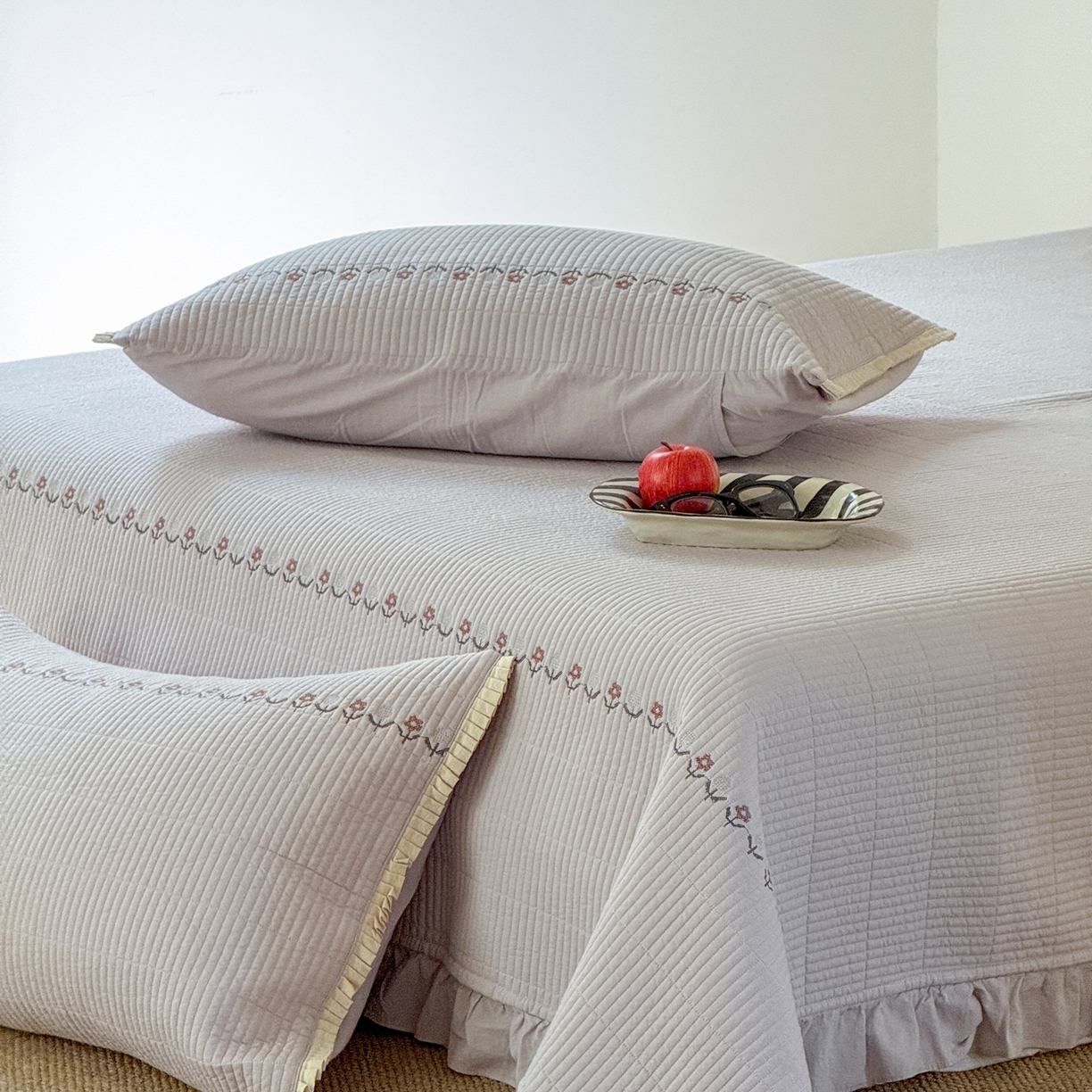 91家纺网 家纺一手货源 找家纺 汇庭 2025秋冬新款花田小趣床盖三件套+花研春秋被 床盖-花田小趣紫