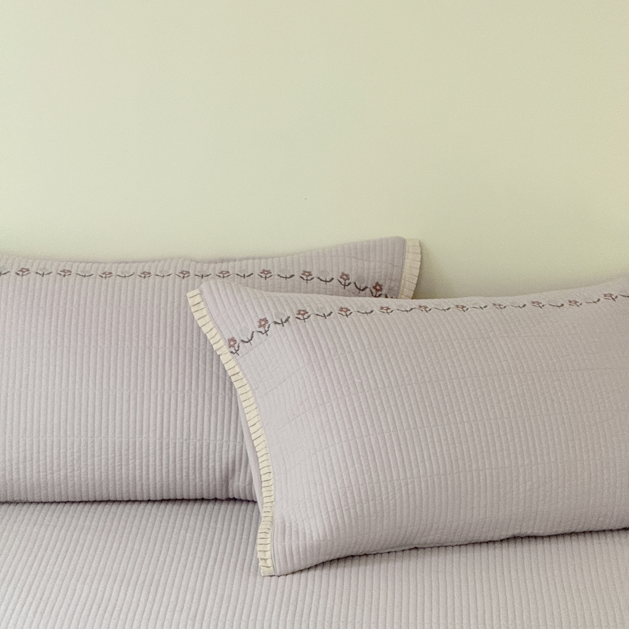 91家纺网 家纺一手货源 找家纺 汇庭 2025秋冬新款花田小趣床盖三件套+花研春秋被 床盖-花田小趣紫