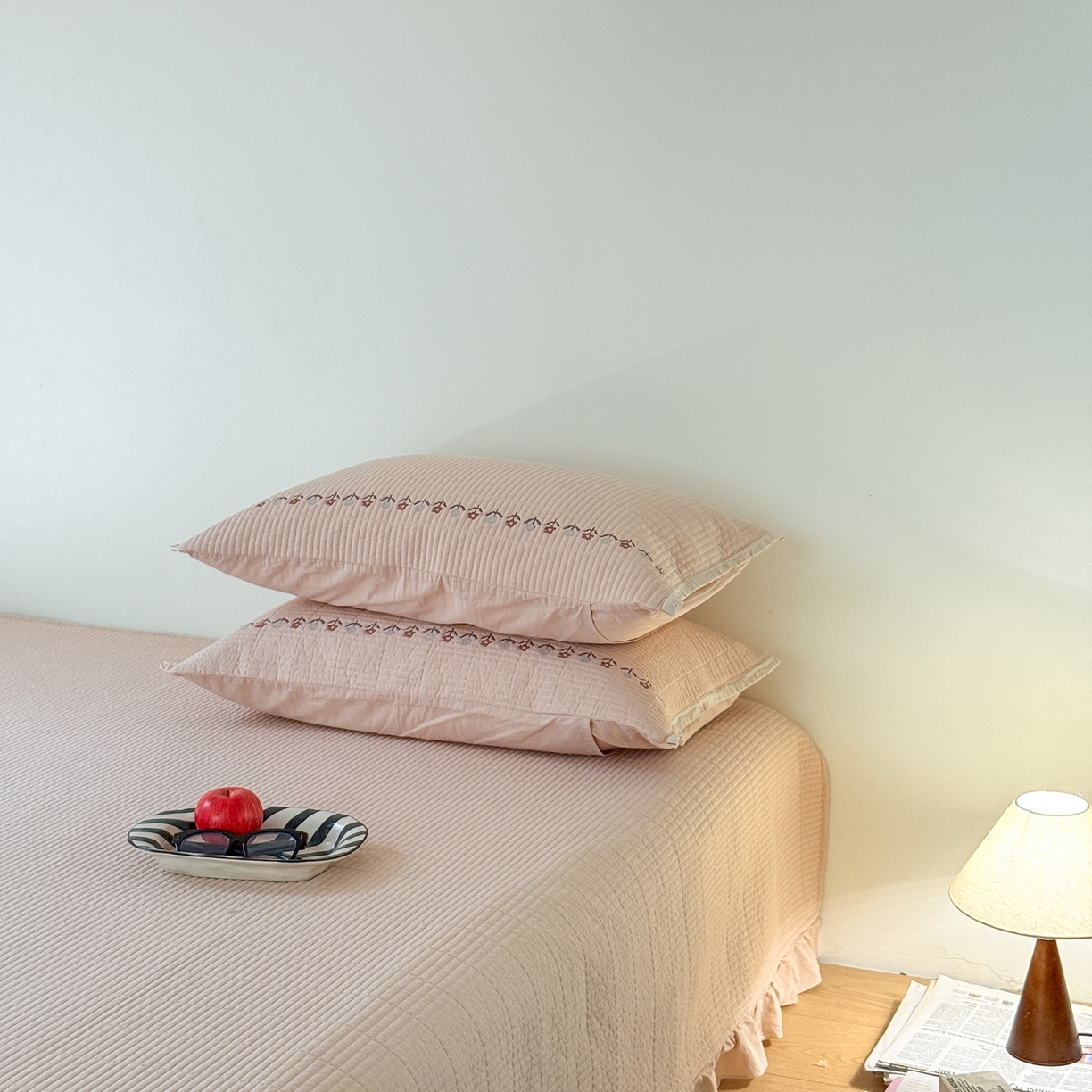 91家纺网 家纺一手货源 找家纺 汇庭 2025秋冬新款花田小趣床盖三件套+花研春秋被 床盖-花田小趣粉