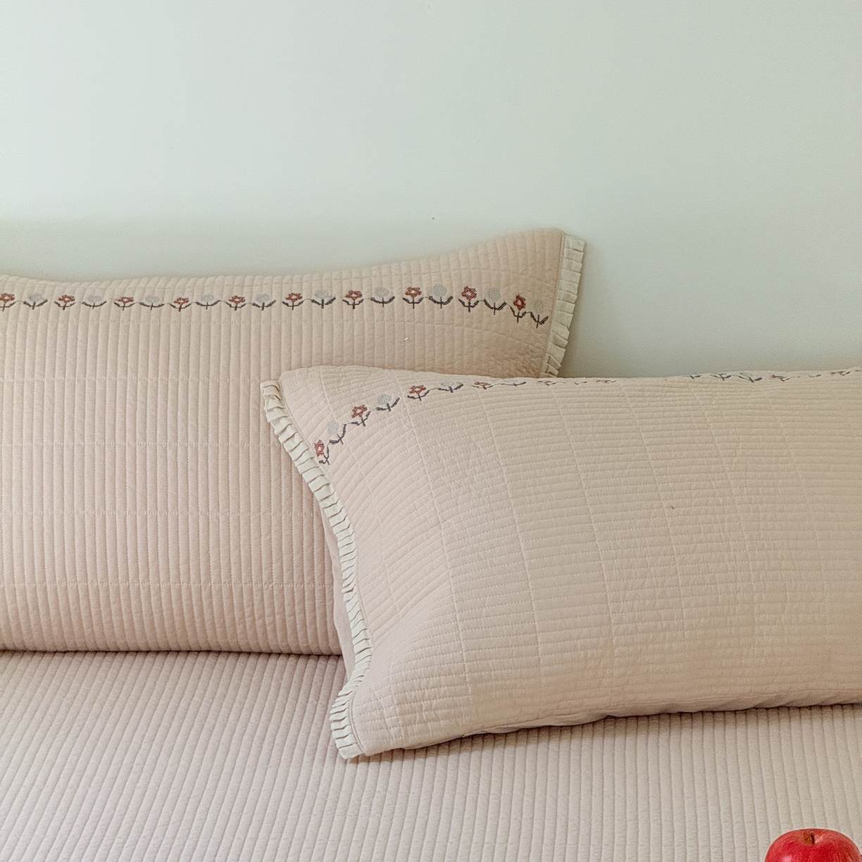 91家纺网 家纺一手货源 找家纺 汇庭 2025秋冬新款花田小趣床盖三件套+花研春秋被 床盖-花田小趣粉