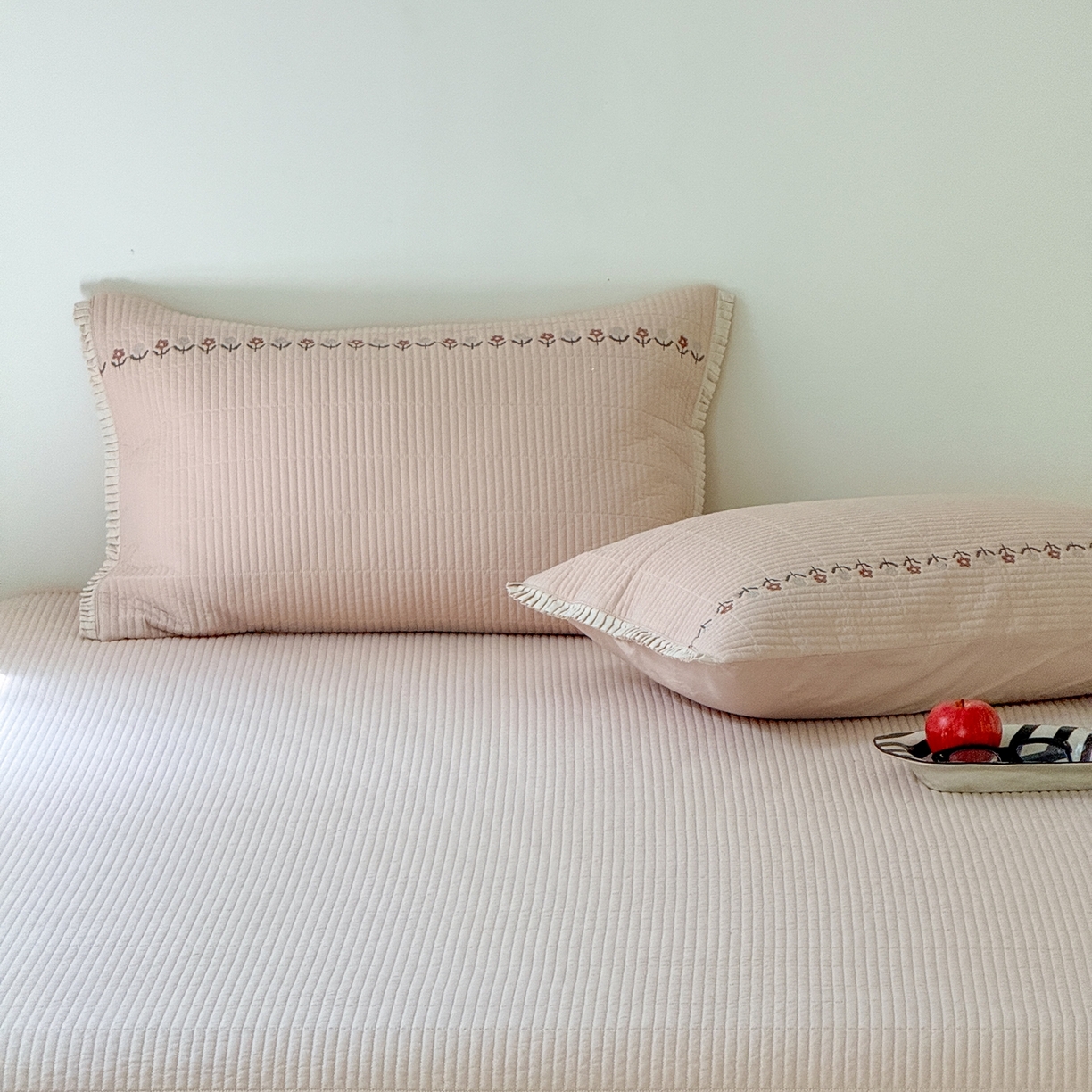 91家纺网 家纺一手货源 找家纺 汇庭 2025秋冬新款花田小趣床盖三件套+花研春秋被 床盖-花田小趣粉