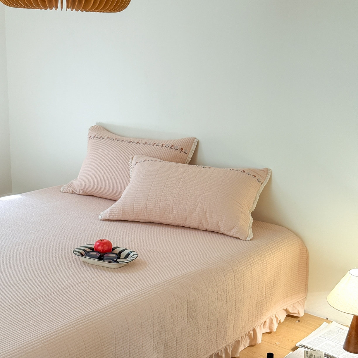 91家纺网 家纺一手货源 找家纺 汇庭 2025秋冬新款花田小趣床盖三件套+花研春秋被 床盖-花田小趣粉