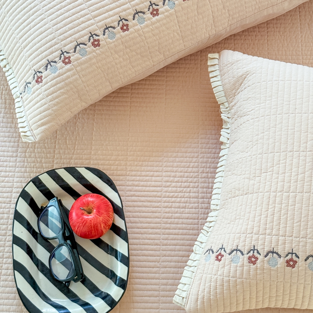 91家纺网 家纺一手货源 找家纺 汇庭 2025秋冬新款花田小趣床盖三件套+花研春秋被 床盖-花田小趣粉