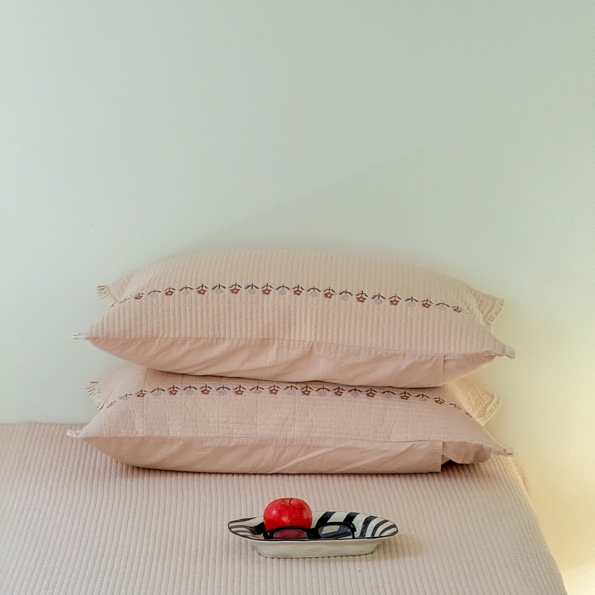 91家纺网 家纺一手货源 找家纺 汇庭 2025秋冬新款花田小趣床盖三件套+花研春秋被 床盖-花田小趣粉