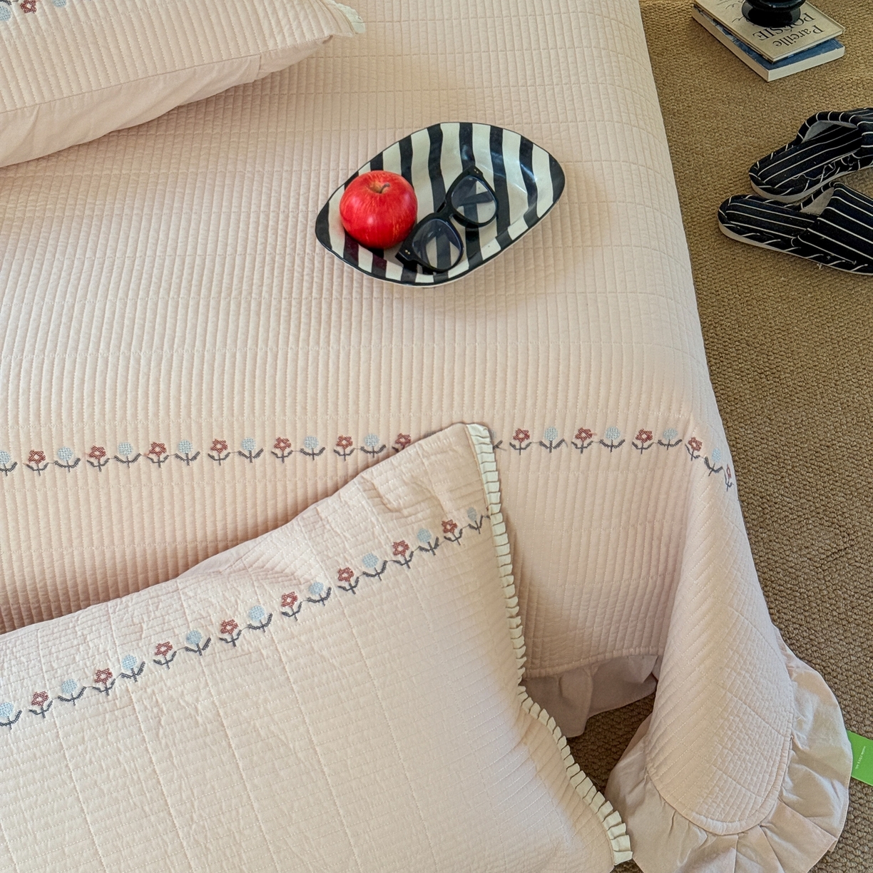 91家纺网 家纺一手货源 找家纺 汇庭 2025秋冬新款花田小趣床盖三件套+花研春秋被 床盖-花田小趣粉