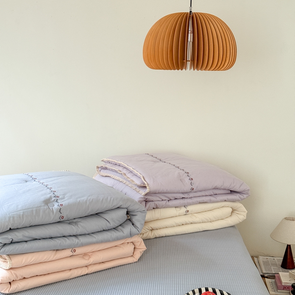 91家纺网 家纺一手货源 找家纺 汇庭 2025秋冬新款花田小趣床盖三件套+花研春秋被 组合图（仅供展示）