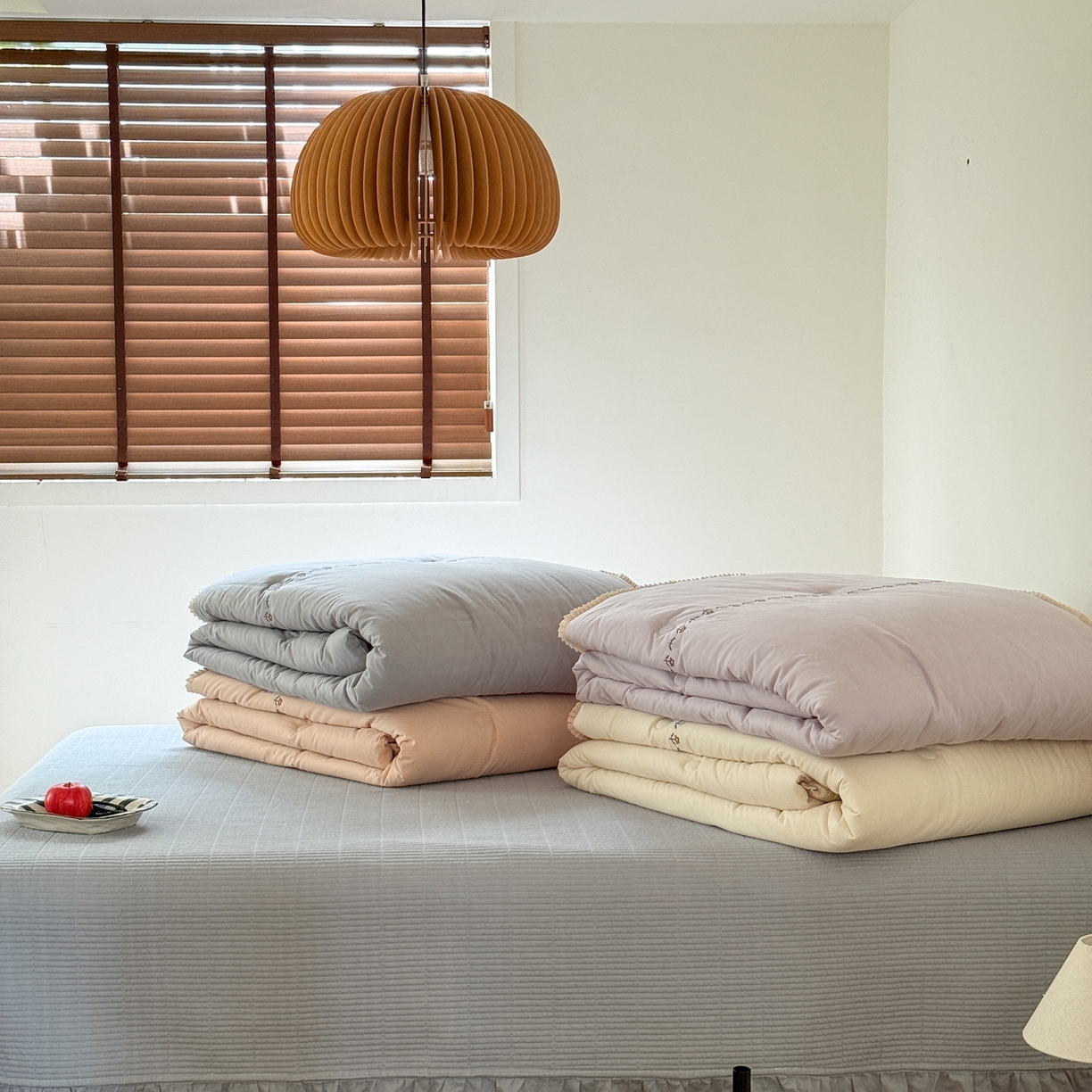 91家纺网 家纺一手货源 找家纺 汇庭 2025秋冬新款花田小趣床盖三件套+花研春秋被 组合图（仅供展示）