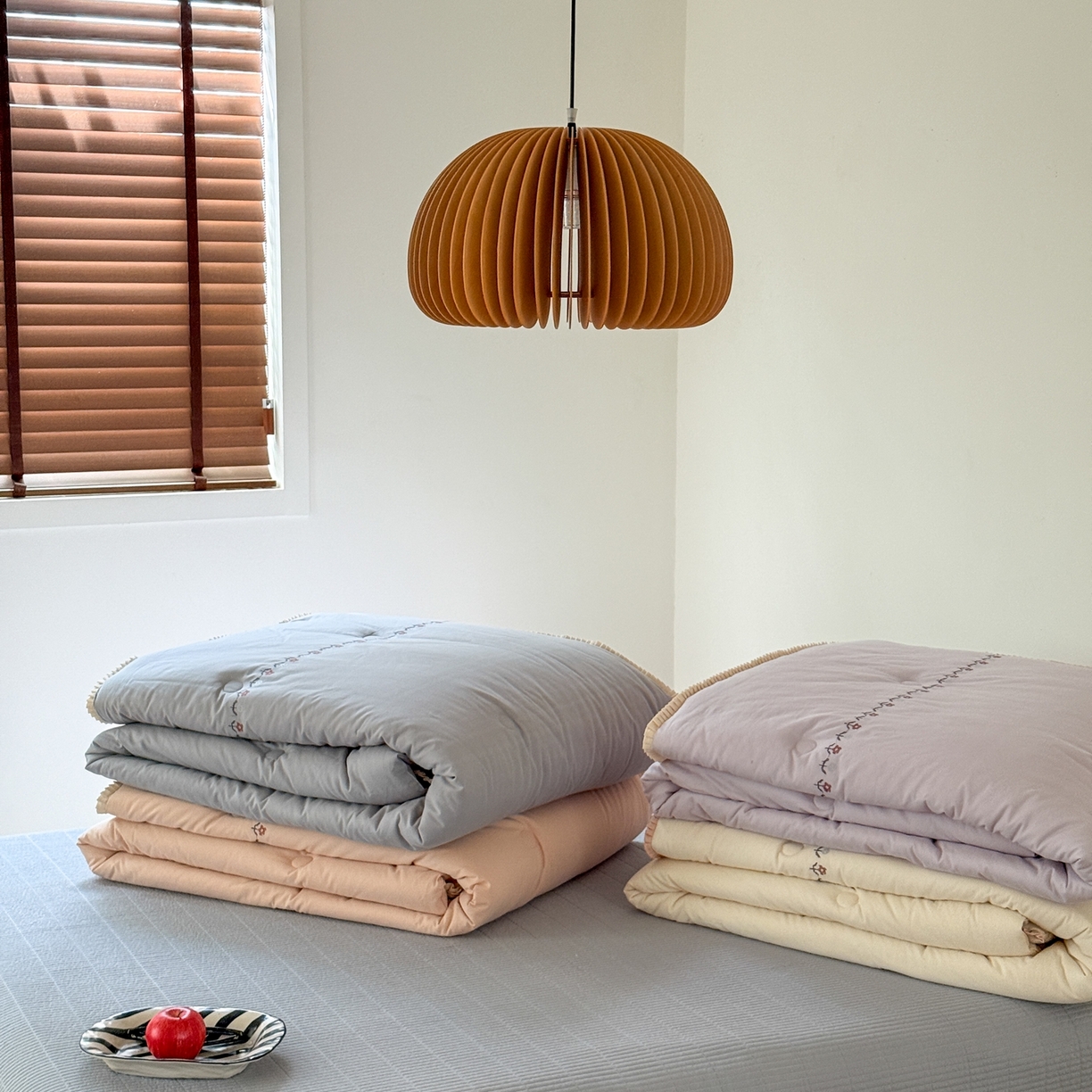 91家纺网 家纺一手货源 找家纺 汇庭 2025秋冬新款花田小趣床盖三件套+花研春秋被 组合图（仅供展示）