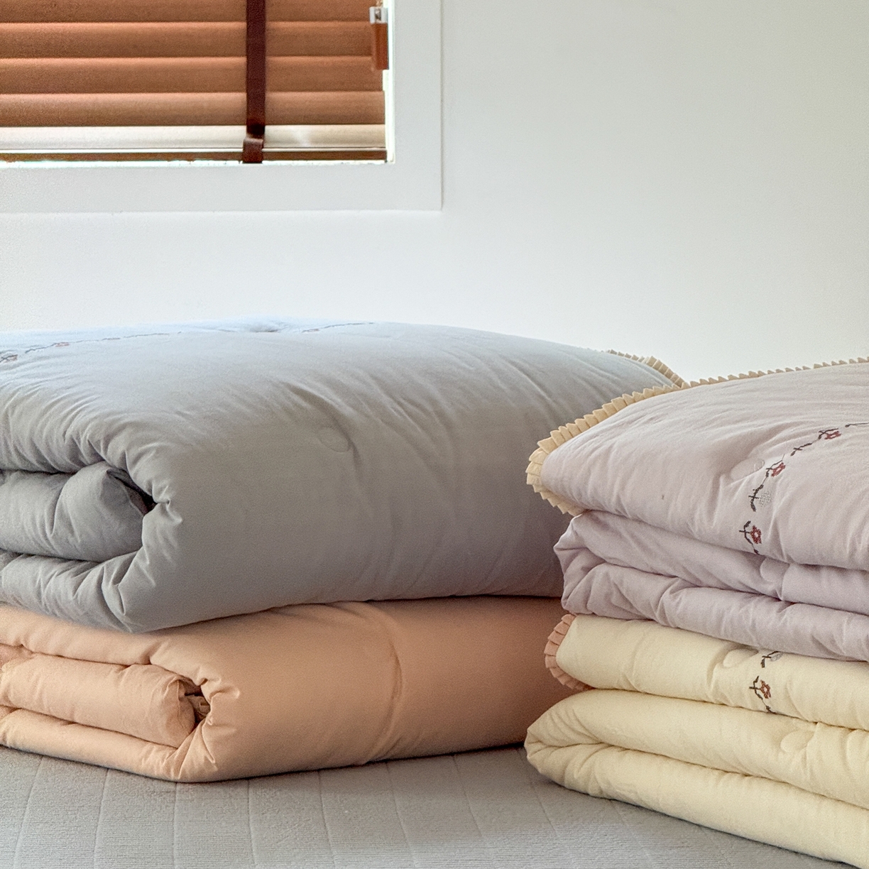 91家纺网 家纺一手货源 找家纺 汇庭 2025秋冬新款花田小趣床盖三件套+花研春秋被 组合图（仅供展示）