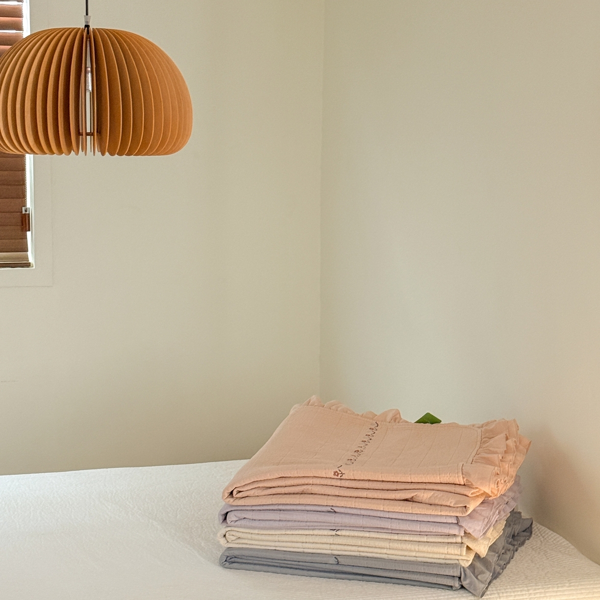 91家纺网 家纺一手货源 找家纺 汇庭 2025秋冬新款花田小趣床盖三件套+花研春秋被 组合图（仅供展示）