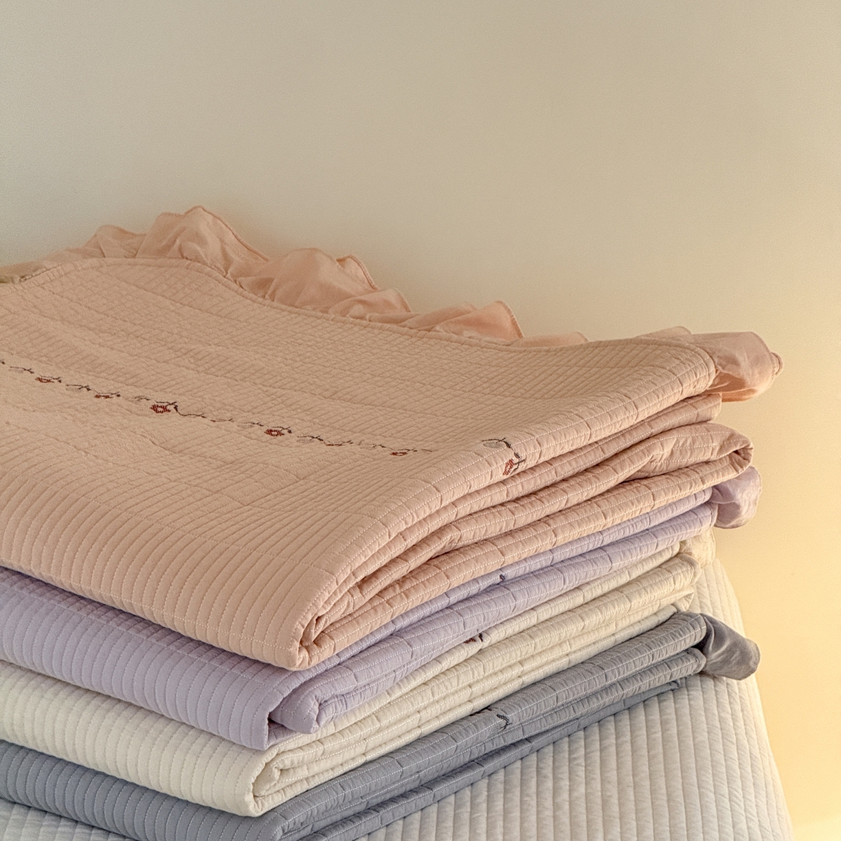 91家纺网 家纺一手货源 找家纺 汇庭 2025秋冬新款花田小趣床盖三件套+花研春秋被 组合图（仅供展示）