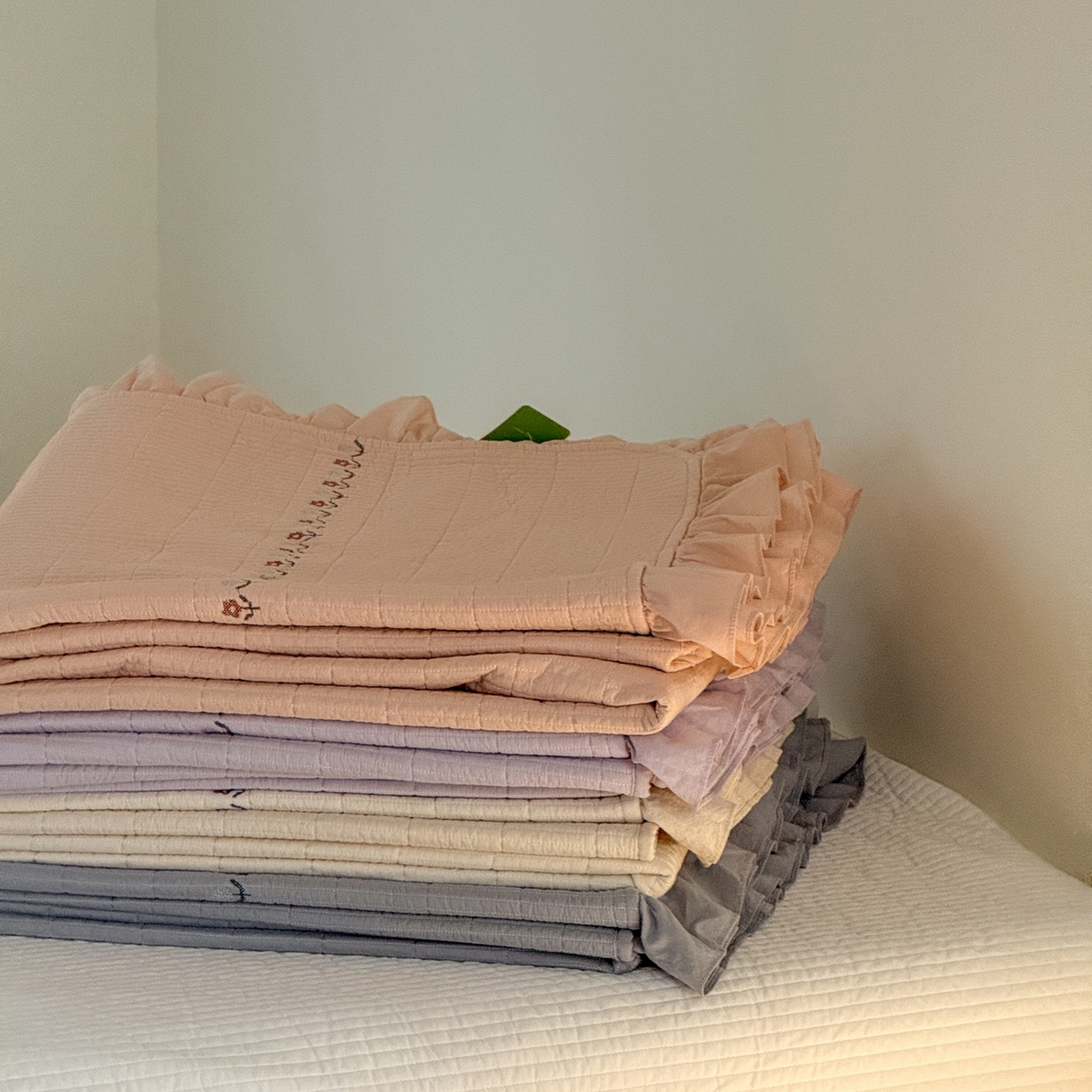 91家纺网 家纺一手货源 找家纺 汇庭 2025秋冬新款花田小趣床盖三件套+花研春秋被 组合图（仅供展示）