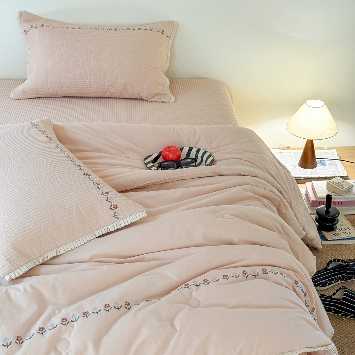 91家纺网 家纺一手货源 找家纺 汇庭 2025秋冬新款花田小趣床盖三件套+花研春秋被 春秋-花研粉