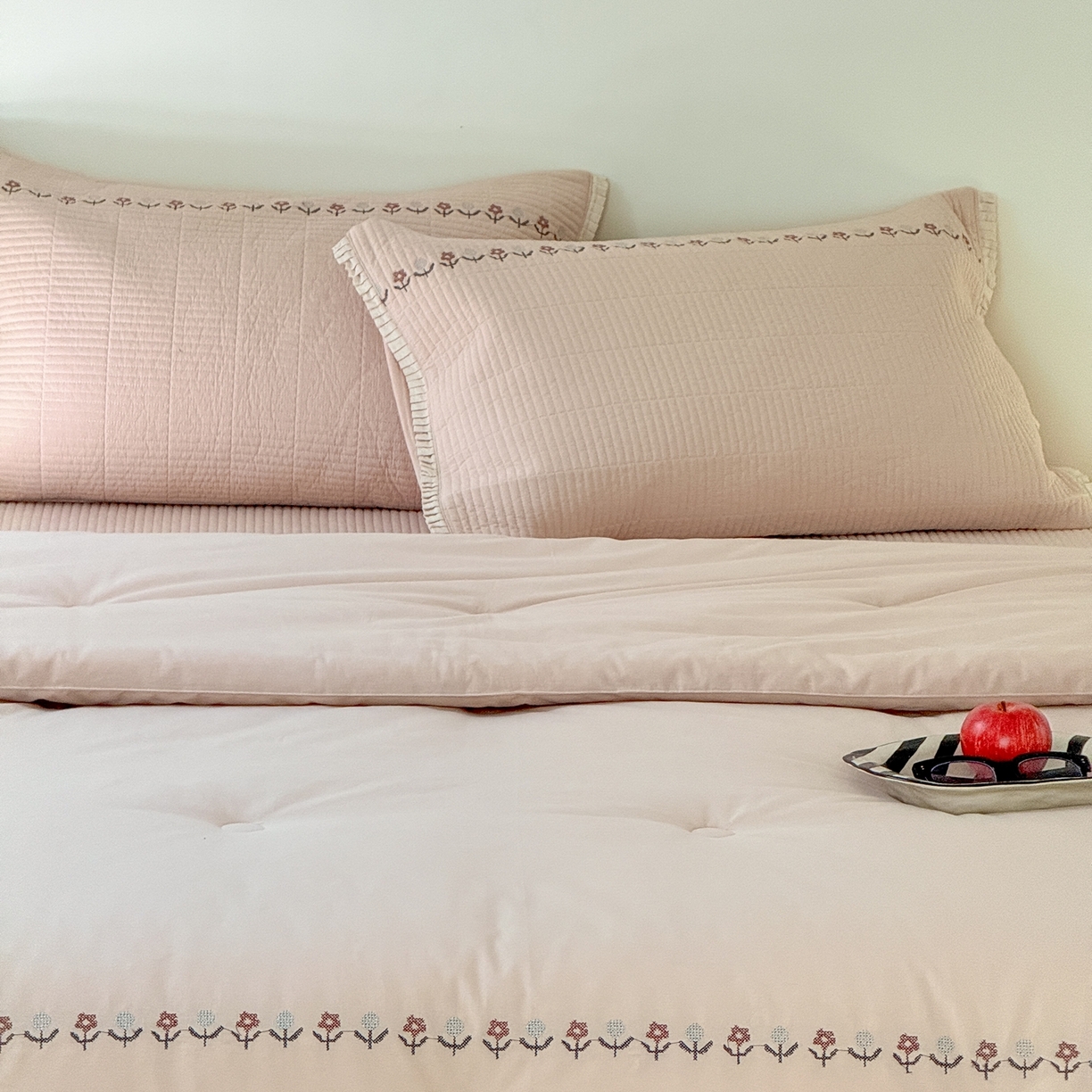 91家纺网 家纺一手货源 找家纺 汇庭 2025秋冬新款花田小趣床盖三件套+花研春秋被 春秋-花研粉