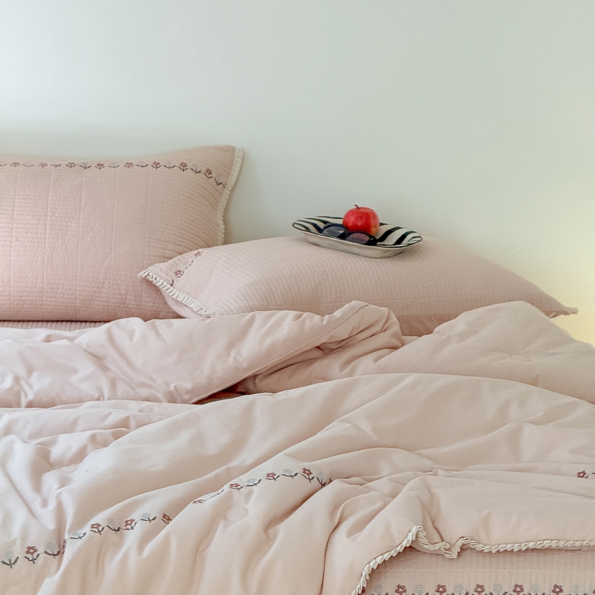 91家纺网 家纺一手货源 找家纺 汇庭 2025秋冬新款花田小趣床盖三件套+花研春秋被 春秋-花研粉