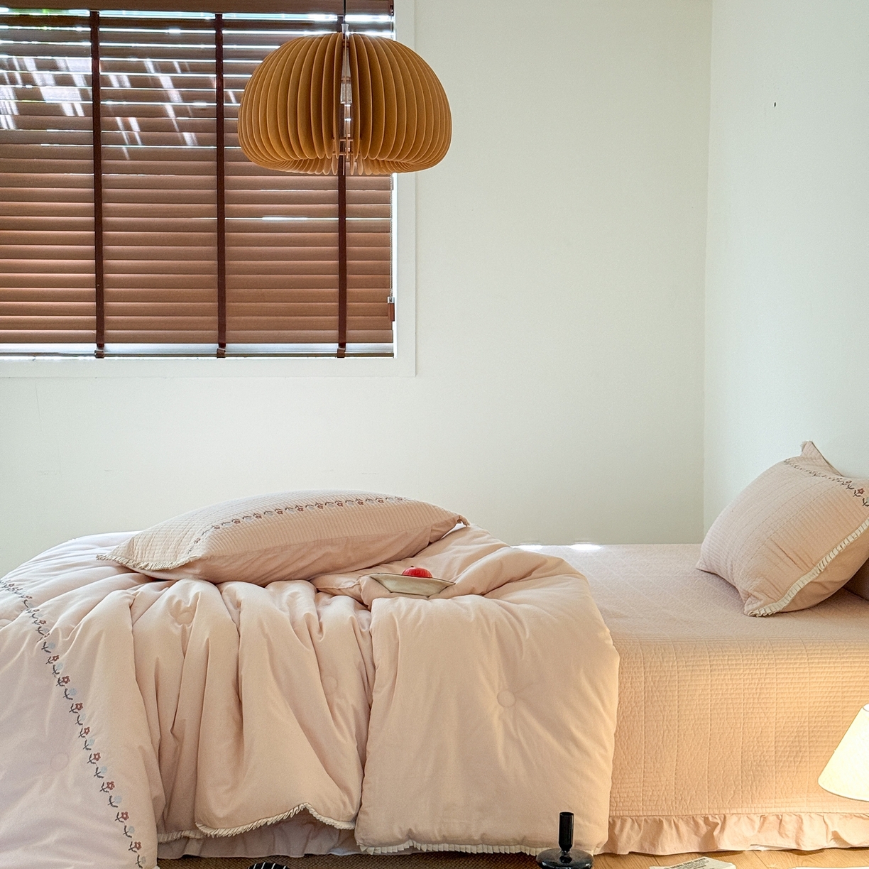 91家纺网 家纺一手货源 找家纺 汇庭 2025秋冬新款花田小趣床盖三件套+花研春秋被 春秋-花研粉