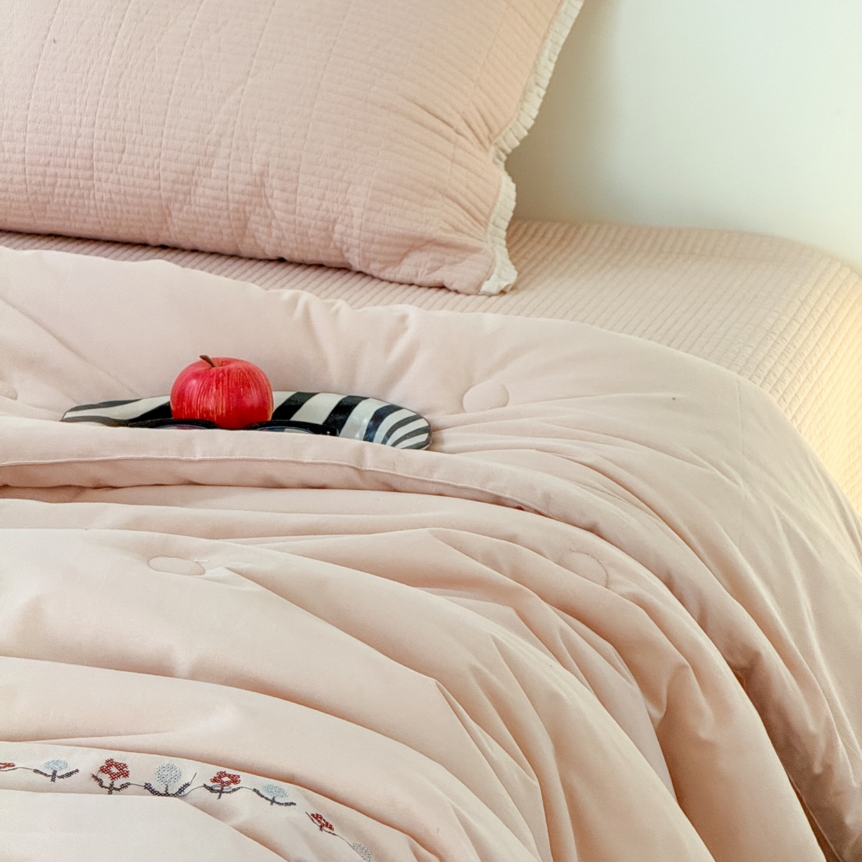 91家纺网 家纺一手货源 找家纺 汇庭 2025秋冬新款花田小趣床盖三件套+花研春秋被 春秋-花研粉