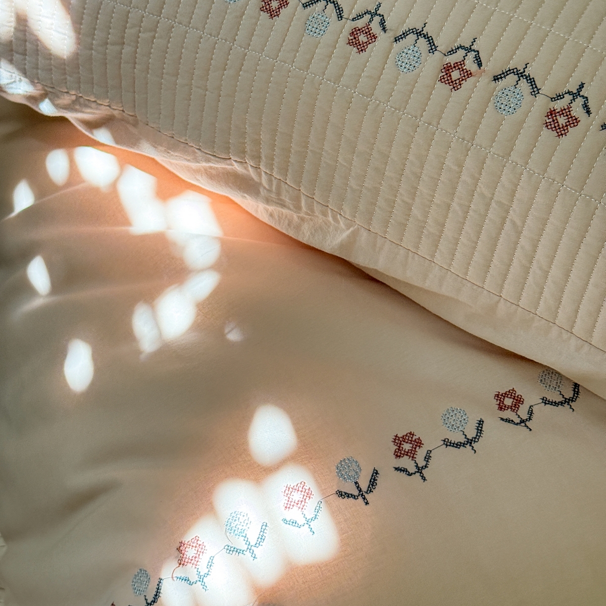 91家纺网 家纺一手货源 找家纺 汇庭 2025秋冬新款花田小趣床盖三件套+花研春秋被 春秋-花研粉