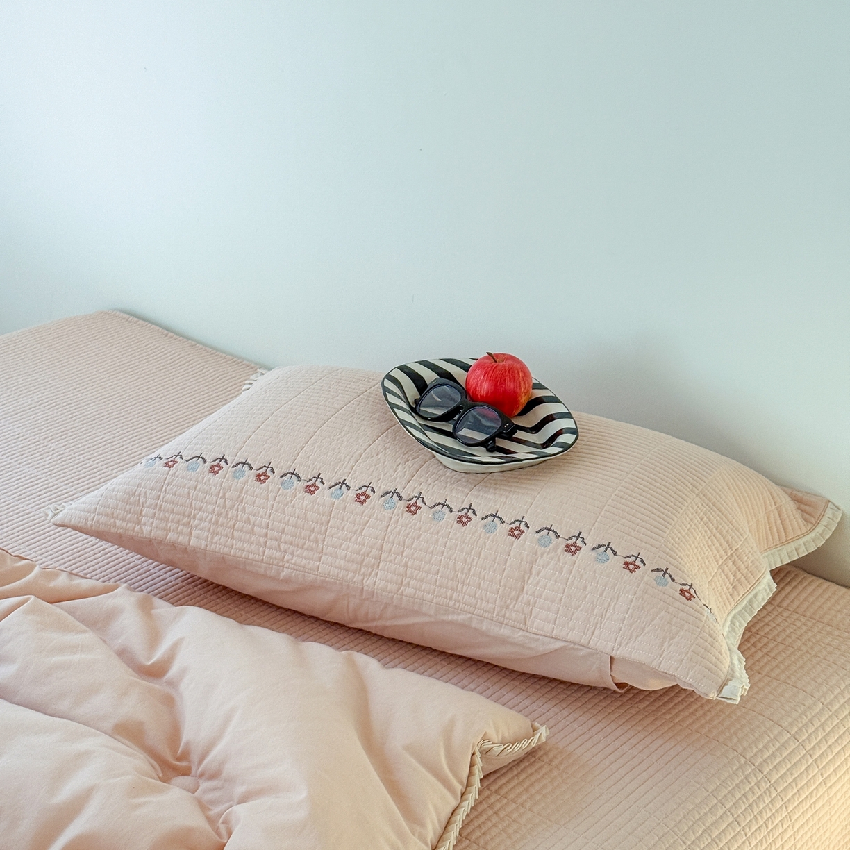 91家纺网 家纺一手货源 找家纺 汇庭 2025秋冬新款花田小趣床盖三件套+花研春秋被 春秋-花研粉