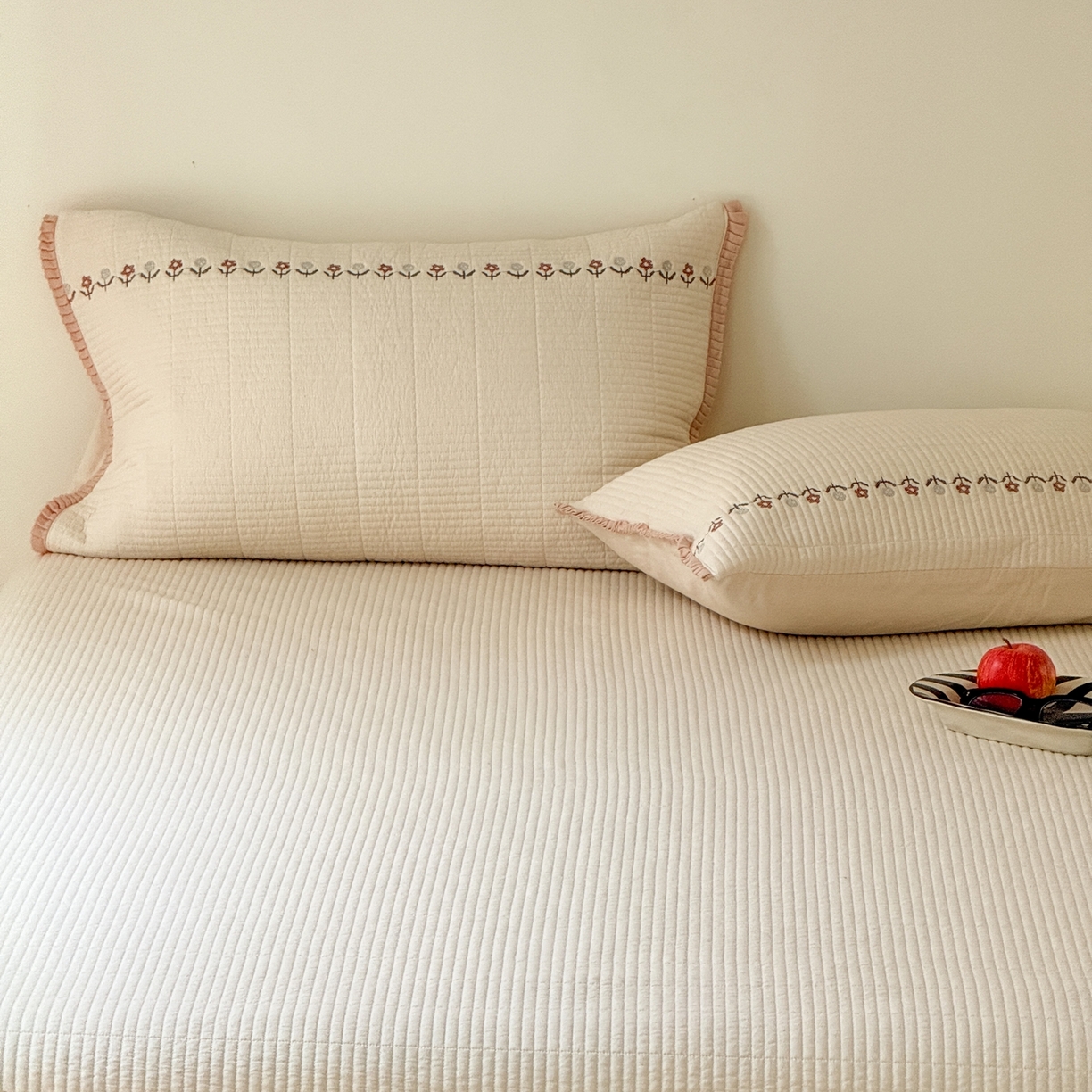 91家纺网 家纺一手货源 找家纺 汇庭 2025秋冬新款花田小趣床盖三件套+花研春秋被 床盖-花田小趣白