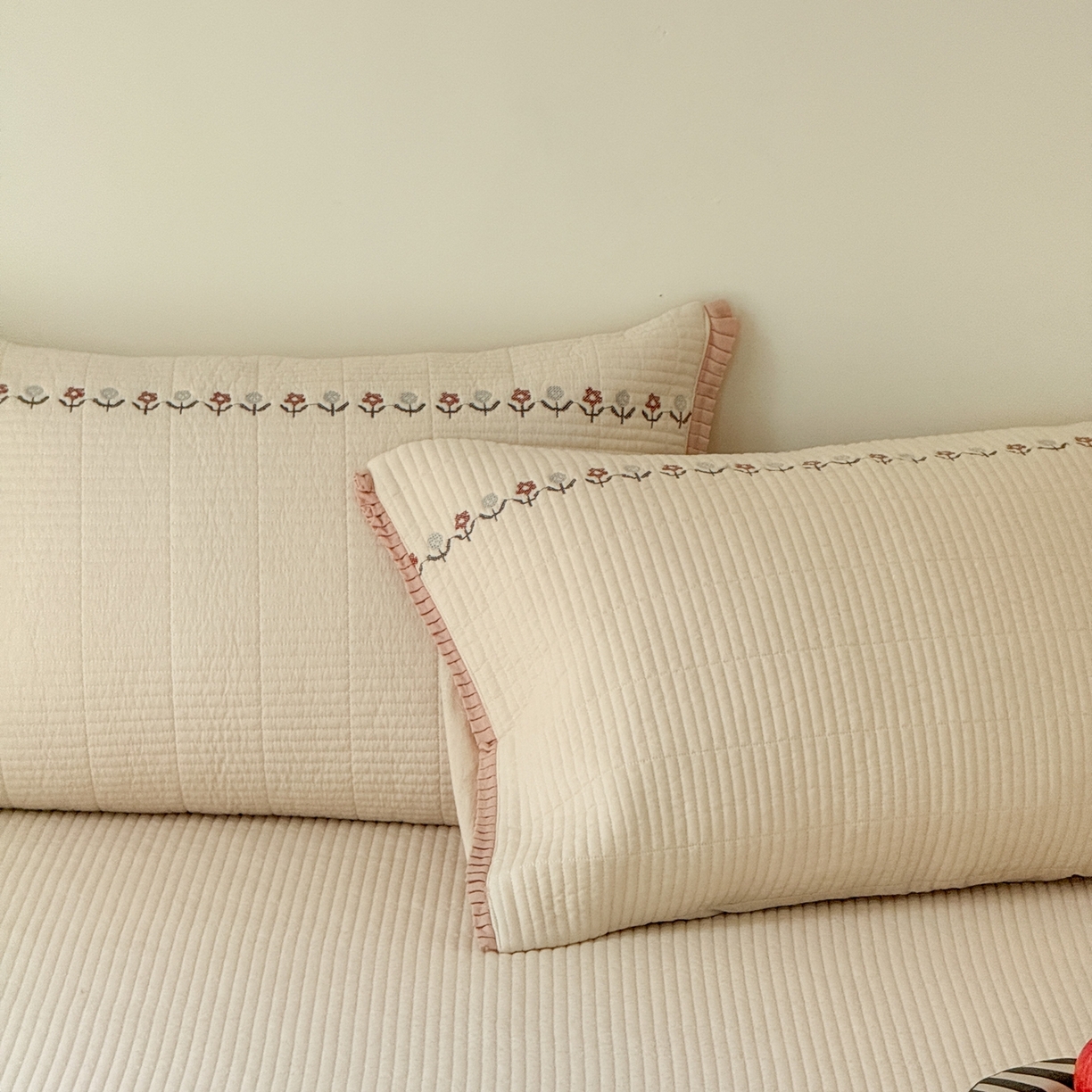 91家纺网 家纺一手货源 找家纺 汇庭 2025秋冬新款花田小趣床盖三件套+花研春秋被 床盖-花田小趣白