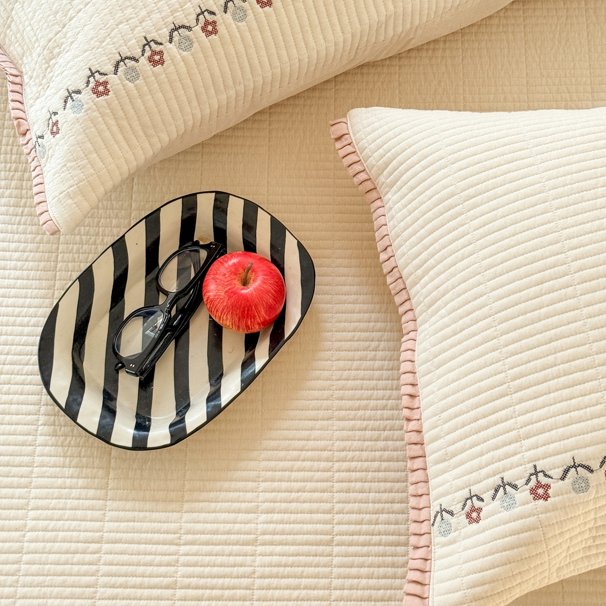 91家纺网 家纺一手货源 找家纺 汇庭 2025秋冬新款花田小趣床盖三件套+花研春秋被 床盖-花田小趣白