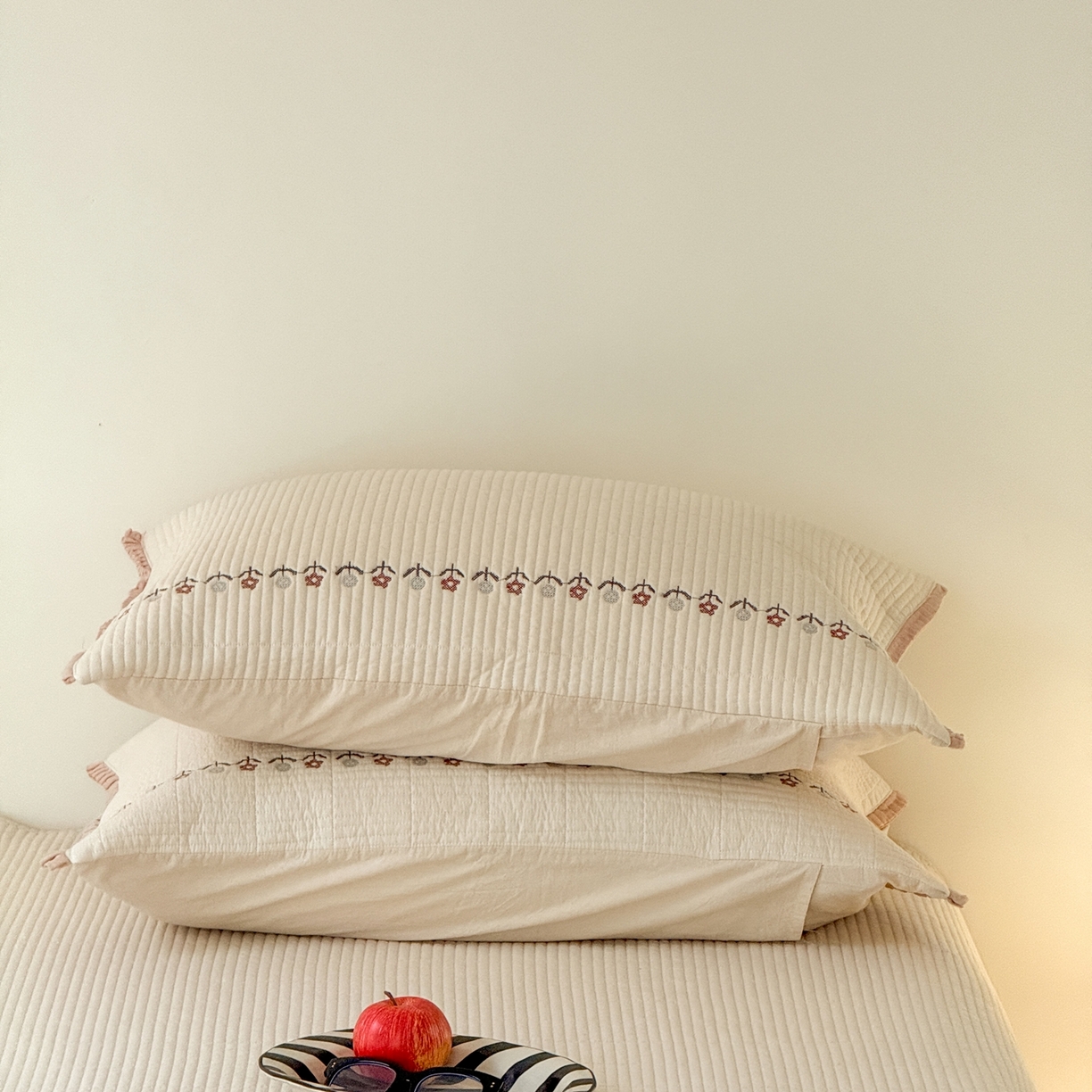 91家纺网 家纺一手货源 找家纺 汇庭 2025秋冬新款花田小趣床盖三件套+花研春秋被 床盖-花田小趣白