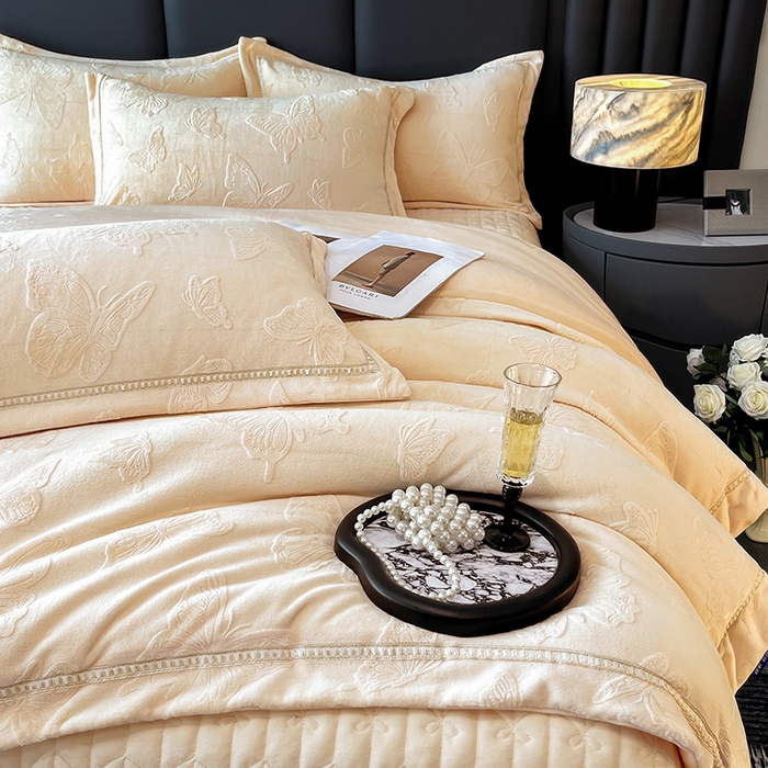 91家纺网 家纺一手货源 找家纺 妮恒美家纺 2025新款10斤床盖款牛奶绒四件套（控价最低价不得低于198） 床盖款-白奶咖