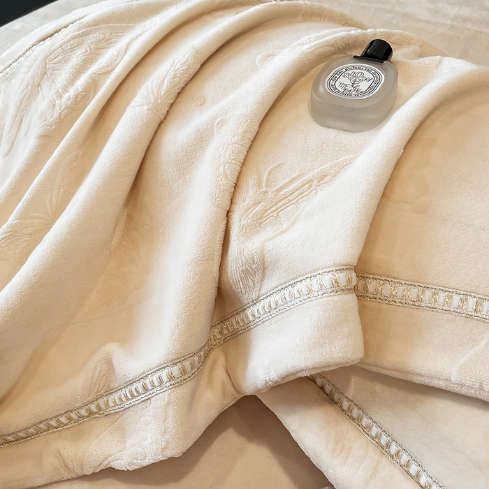 91家纺网 家纺一手货源 找家纺 妮恒美家纺 2025新款10斤床盖款牛奶绒四件套（控价最低价不得低于198） 床盖款-白奶咖