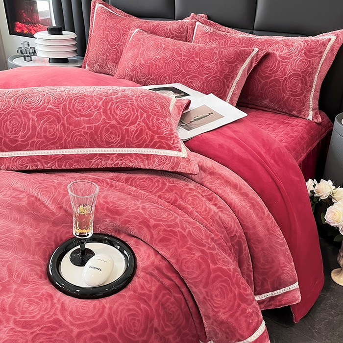 91家纺网 家纺一手货源 找家纺 妮恒美家纺 2025新款10斤床盖款牛奶绒四件套（控价最低价不得低于198） 床盖款-安哥拉红