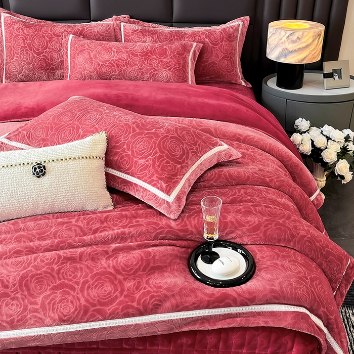 91家纺网 家纺一手货源 找家纺 妮恒美家纺 2025新款10斤床盖款牛奶绒四件套（控价最低价不得低于198） 床盖款-安哥拉红