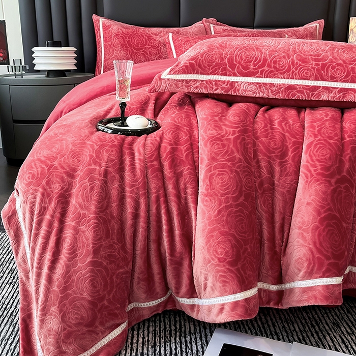 91家纺网 家纺一手货源 找家纺 妮恒美家纺 2025新款10斤床盖款牛奶绒四件套（控价最低价不得低于198） 床盖款-安哥拉红