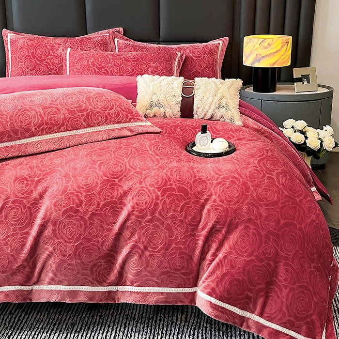 91家纺网 家纺一手货源 找家纺 妮恒美家纺 2025新款10斤床盖款牛奶绒四件套（控价最低价不得低于198） 床盖款-安哥拉红