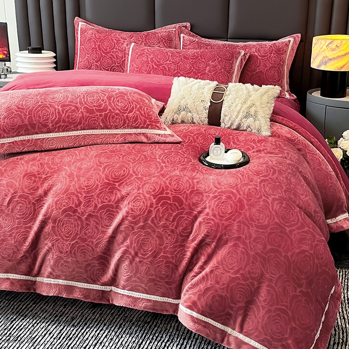 91家纺网 家纺一手货源 找家纺 妮恒美家纺 2025新款10斤床盖款牛奶绒四件套（控价最低价不得低于198） 床盖款-安哥拉红