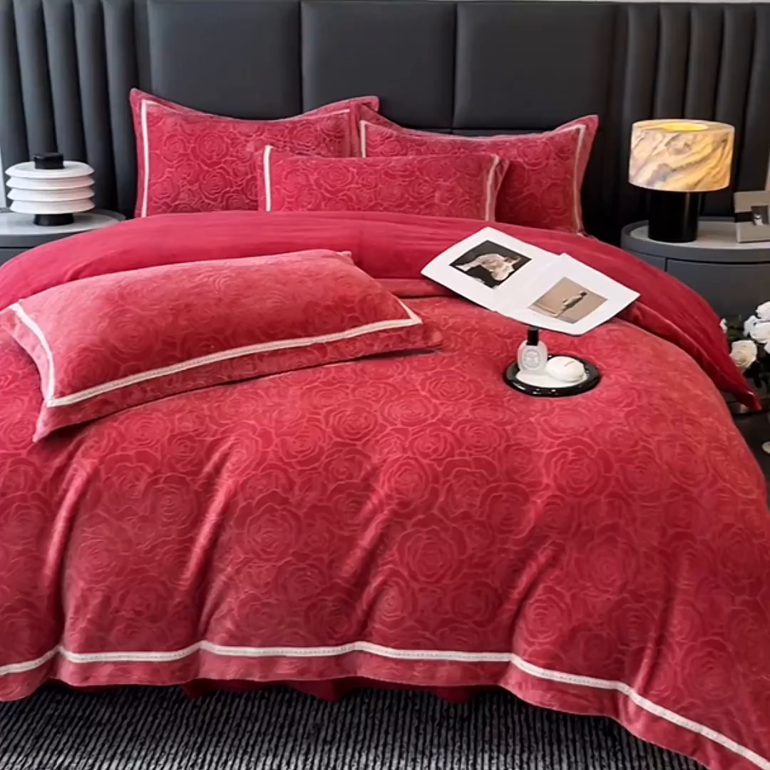 91家纺网 家纺一手货源 找家纺 妮恒美家纺 2025新款10斤床盖款牛奶绒四件套（控价最低价不得低于198） 床盖款-安哥拉红