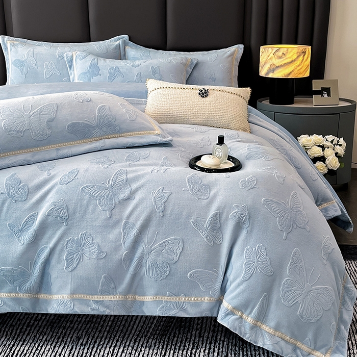 91家纺网 家纺一手货源 找家纺 妮恒美家纺 2025新款10斤床盖款牛奶绒四件套（控价最低价不得低于198） 床盖款-海蓝灰