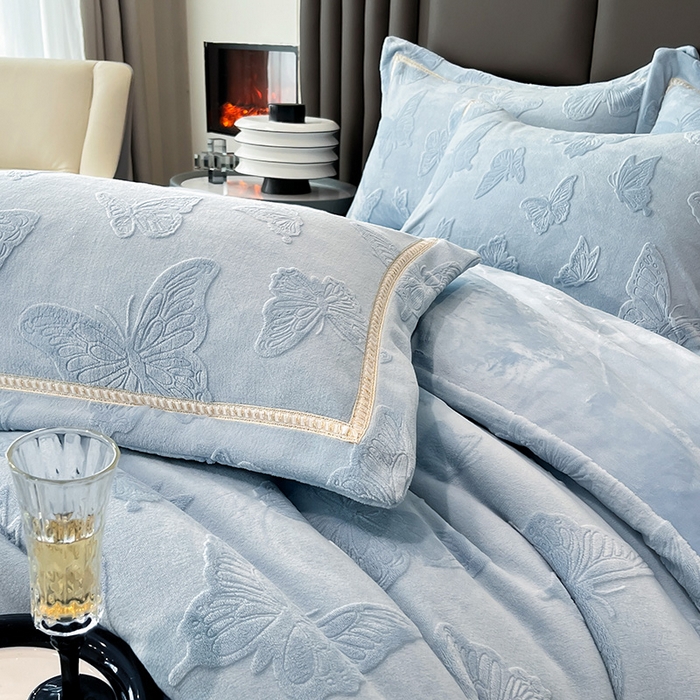 91家纺网 家纺一手货源 找家纺 妮恒美家纺 2025新款10斤床盖款牛奶绒四件套（控价最低价不得低于198） 床盖款-海蓝灰