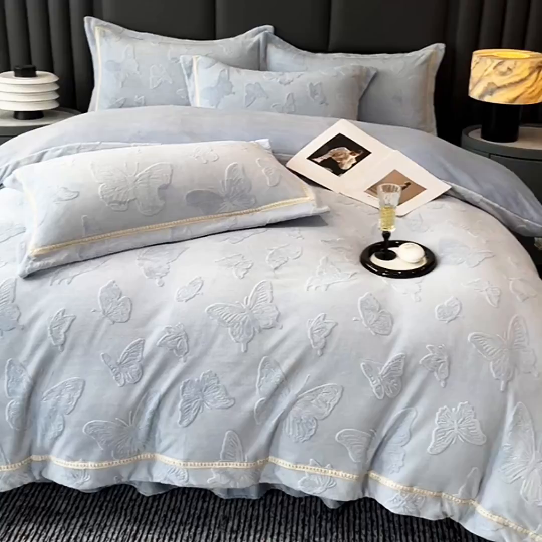 91家纺网 家纺一手货源 找家纺 妮恒美家纺 2025新款10斤床盖款牛奶绒四件套（控价最低价不得低于198） 床盖款-海蓝灰