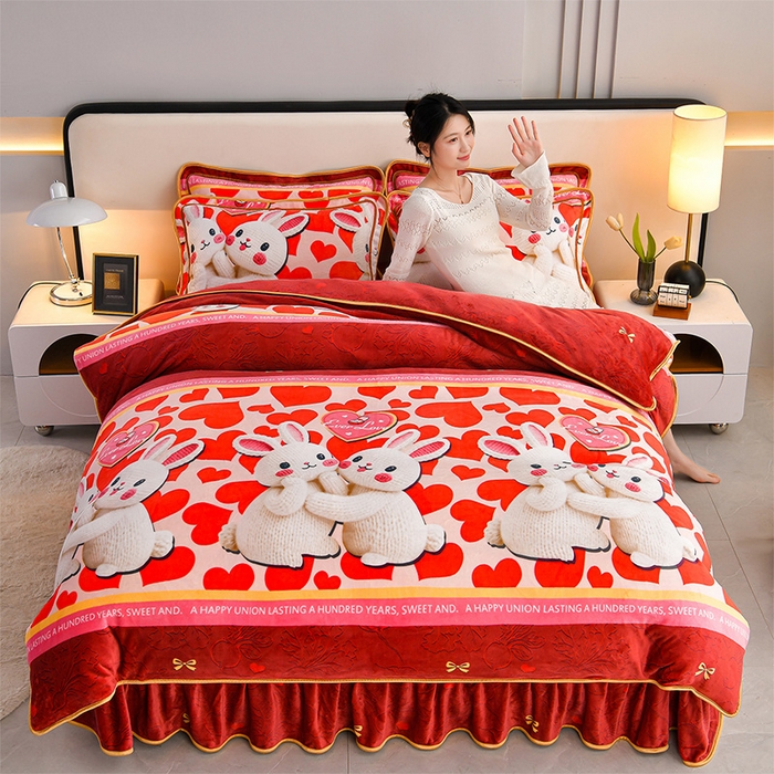 91家纺网 家纺一手货源 找家纺  妮恒美 2025新款牛奶绒印花床裙款四件套法莱绒四件套珊瑚金貂绒四件套 爱心兔兔